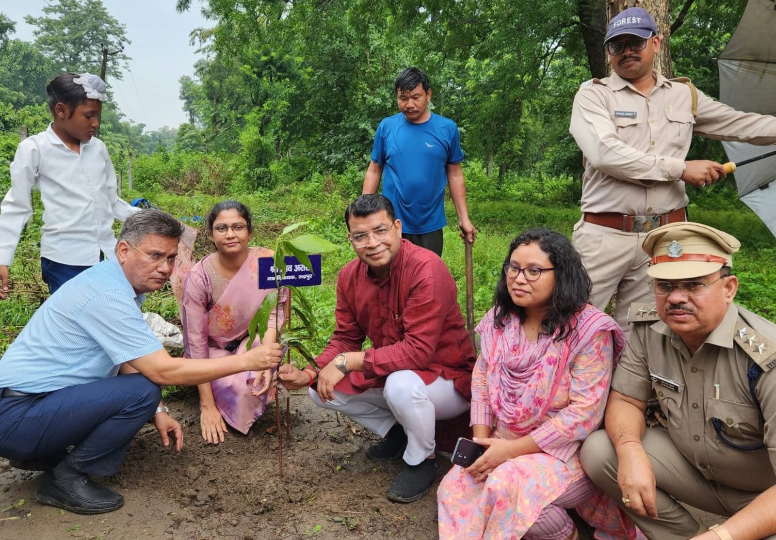 विधायक शिव अरोरा ने उत्तराखंड के लोकपर्व हरेला पर टांडा रेंज में वन विभाग की टीम के साथ किया वृक्षारोपण