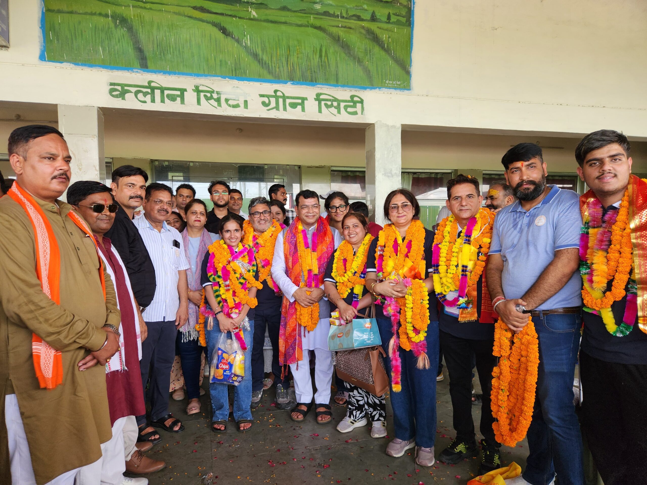 बाबा बर्फ़ानी श्रीअमरनाथ व वैष्णों देवी की यात्रा से वापस लोटे श्रद्धांलुओं का विधायक शिव अरोरा ने किया स्वागत