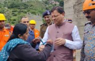 “आपदा के मलबे में भाई-बहन का रिश्ता : धराली में दुपट्टे से राखी बांधकर बहन ने थामा सीएम धामी का हाथ”