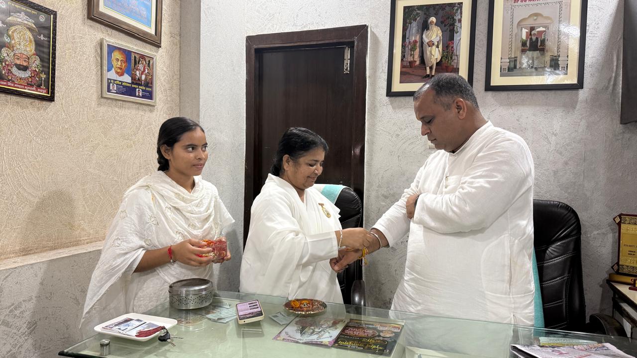 वरिष्ठ भाजपा नेता भारत भूषण चुघ के कार्यालय पहुँच कर बहन बीके सूर्यमुखी ने बाँधी राखी