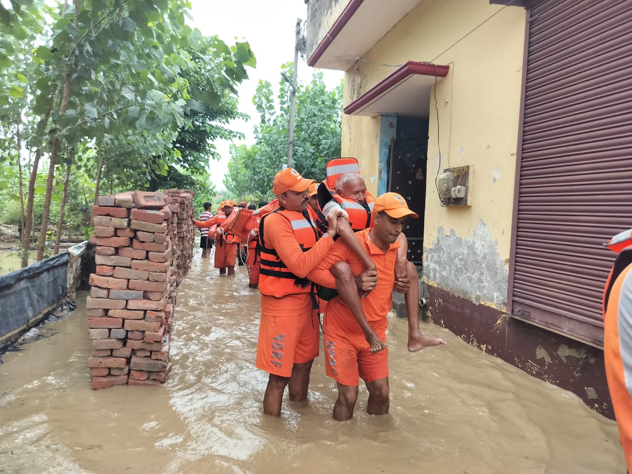 बाजपुर में जलभराव की स्थिति पर एनडीआरएफ द्वारा किया गया राहत एवं बचाव कार्य