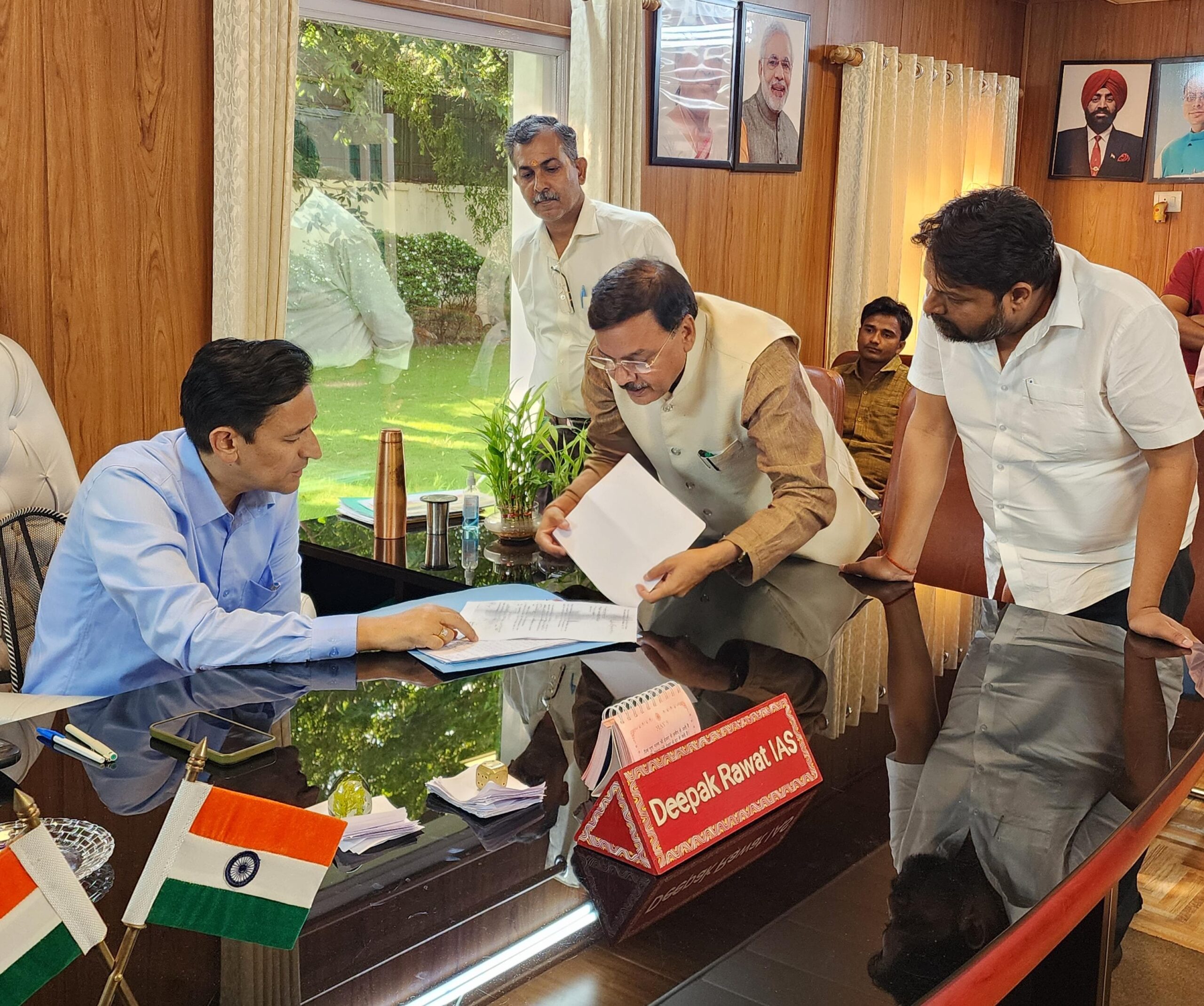 पूर्व विधायक राजेश शुक्ला ने कुमाऊं आयुक्त दीपक रावत से की मुलाकात, नगला नगर पालिका क्षेत्र से जुड़े भूमि सीमांकन विषयों पर हुई चर्चा