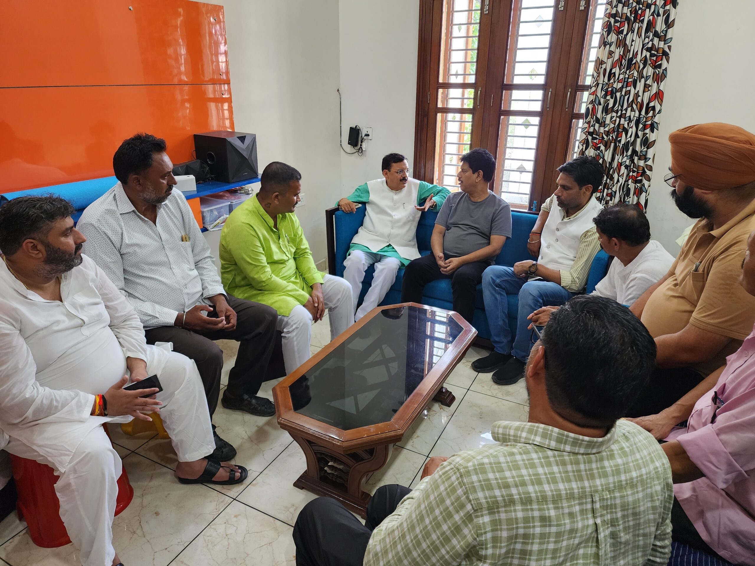 फर्जी CID अधिकारी द्वारा होम अरेस्ट की कोशिश, पूर्व विधायक राजेश शुक्ला ने ली डॉक्टर गौरंग महापात्रा से घटना की जानकारी