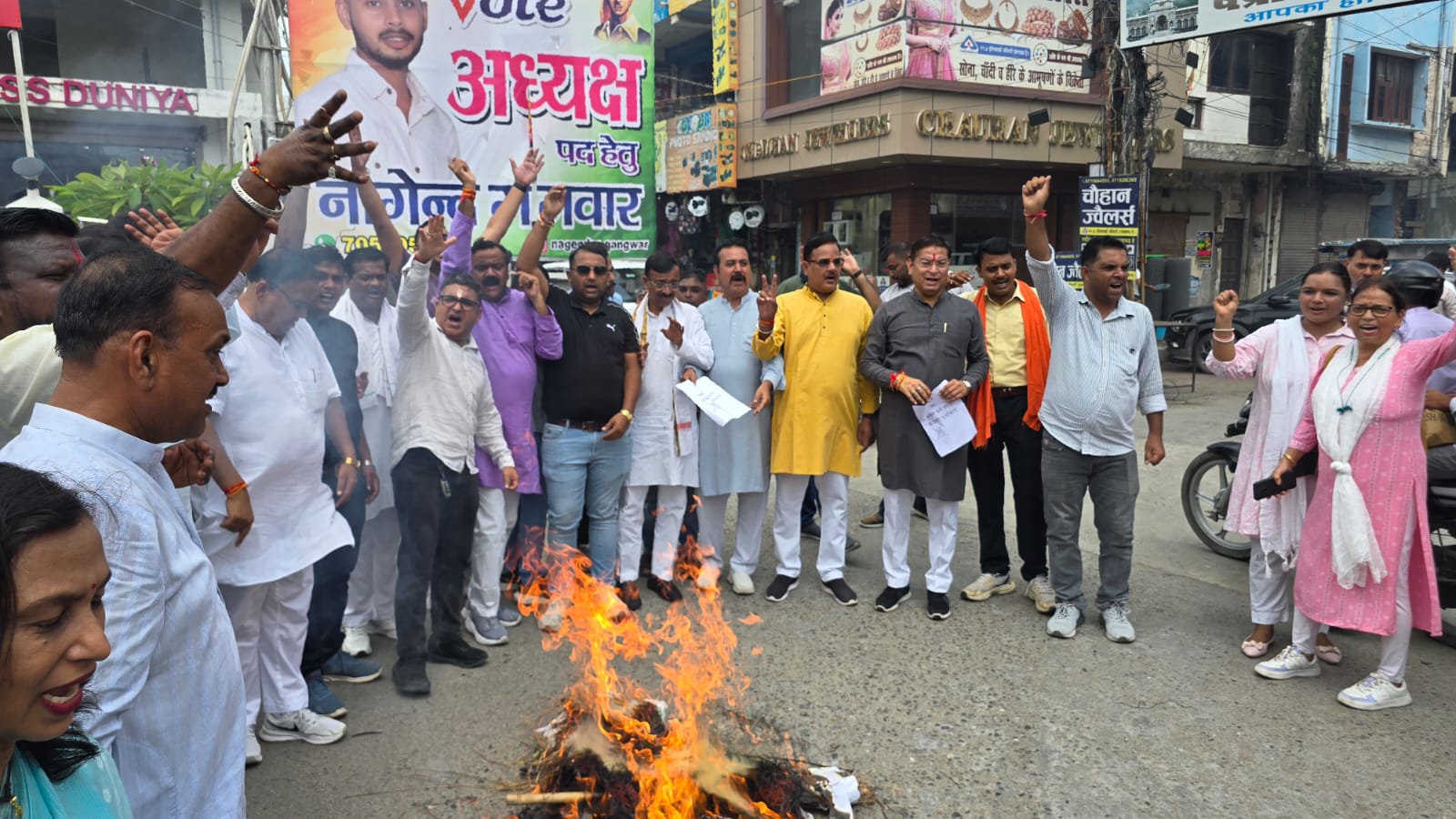 सदन बाधित करने पर भाजपाइयों का विरोध, जिलाध्यक्ष कमल जिंदल के नेतृत्व मेकांग्रेस का पुतला फूंका