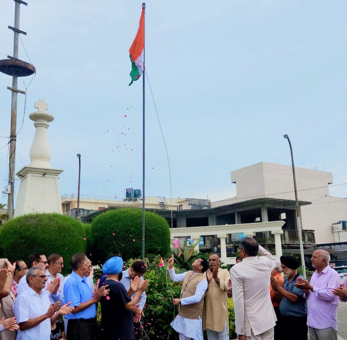 स्वतंत्रता दिवस पर विधायक शिव अरोरा ने किया ध्वजारोहण, शहीदों को दी श्रद्धांजलि