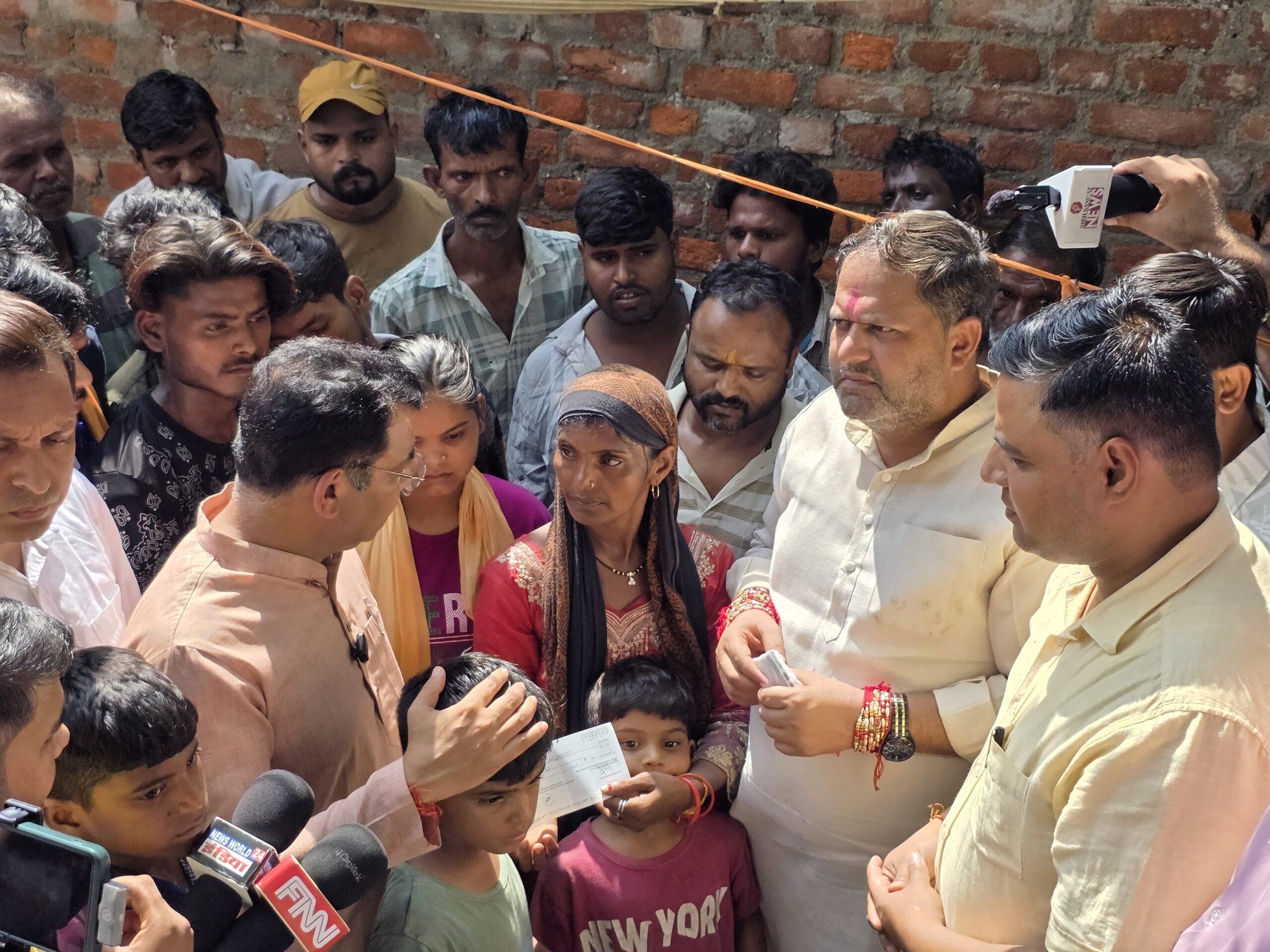 विधायक शिव अरोरा ने कल्याणी नदी में डूबे युवक सूरज कोली के परिजनों को 4 लाख की आर्थिक सहायता राशि का चेक सौंपा