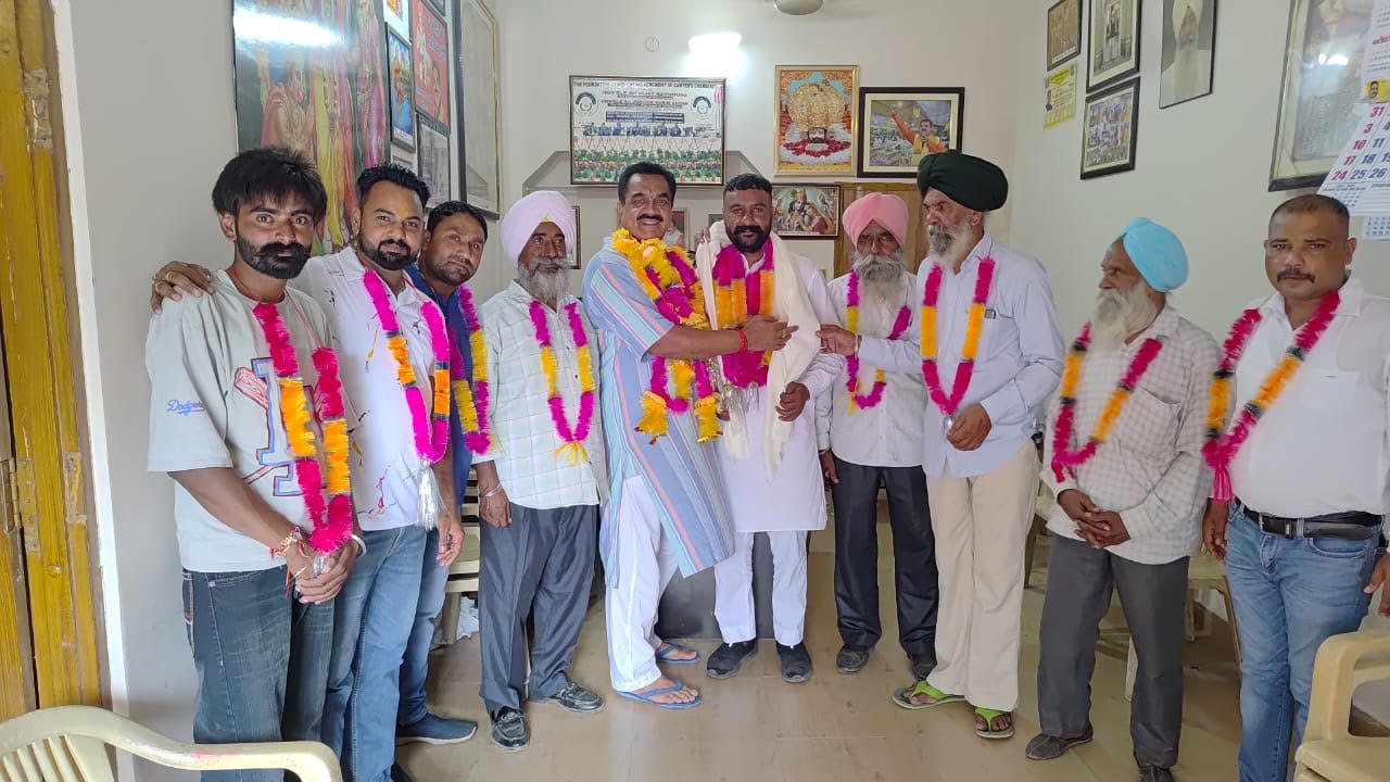 नवनिर्वाचित ग्राम प्रधान काबल सिंह ने पूर्व विधायक राजकुमार ठुकराल से लिया आशीर्वाद