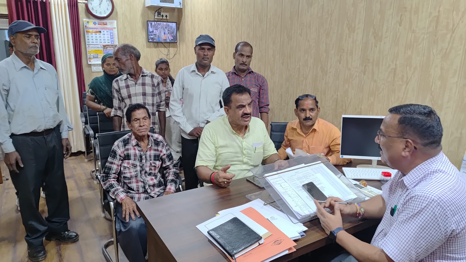 टीवीएस कालोनी को उजाड़ने की साजिश के खिलाफ भड़के लोग, पूर्व विधायक राजकुमार ठुकराल के नेतृत्व में जिला सहायक निबंधक का घेराव