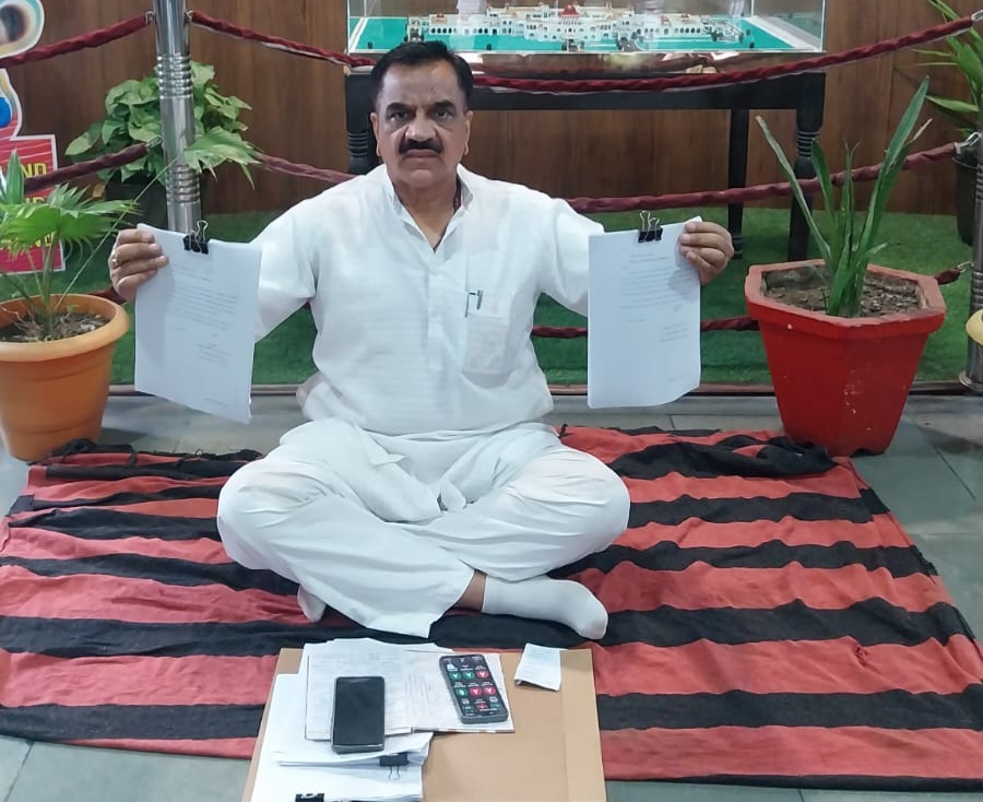 ब्लॉक प्रमुख चुनाव में धांधली के खिलाफ पूर्व विधायक राजकुमार ठुकराल व किसान नेता तजिन्दर विर्क का कलेक्ट्रेट में धरना 