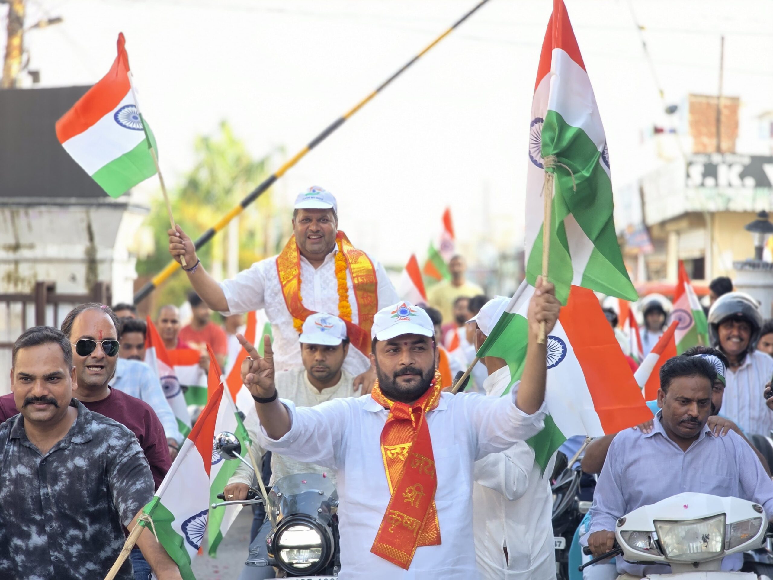 भव्य 'तिरंगा यात्रा', देशभक्ति के नारों के साथ निकाली गई