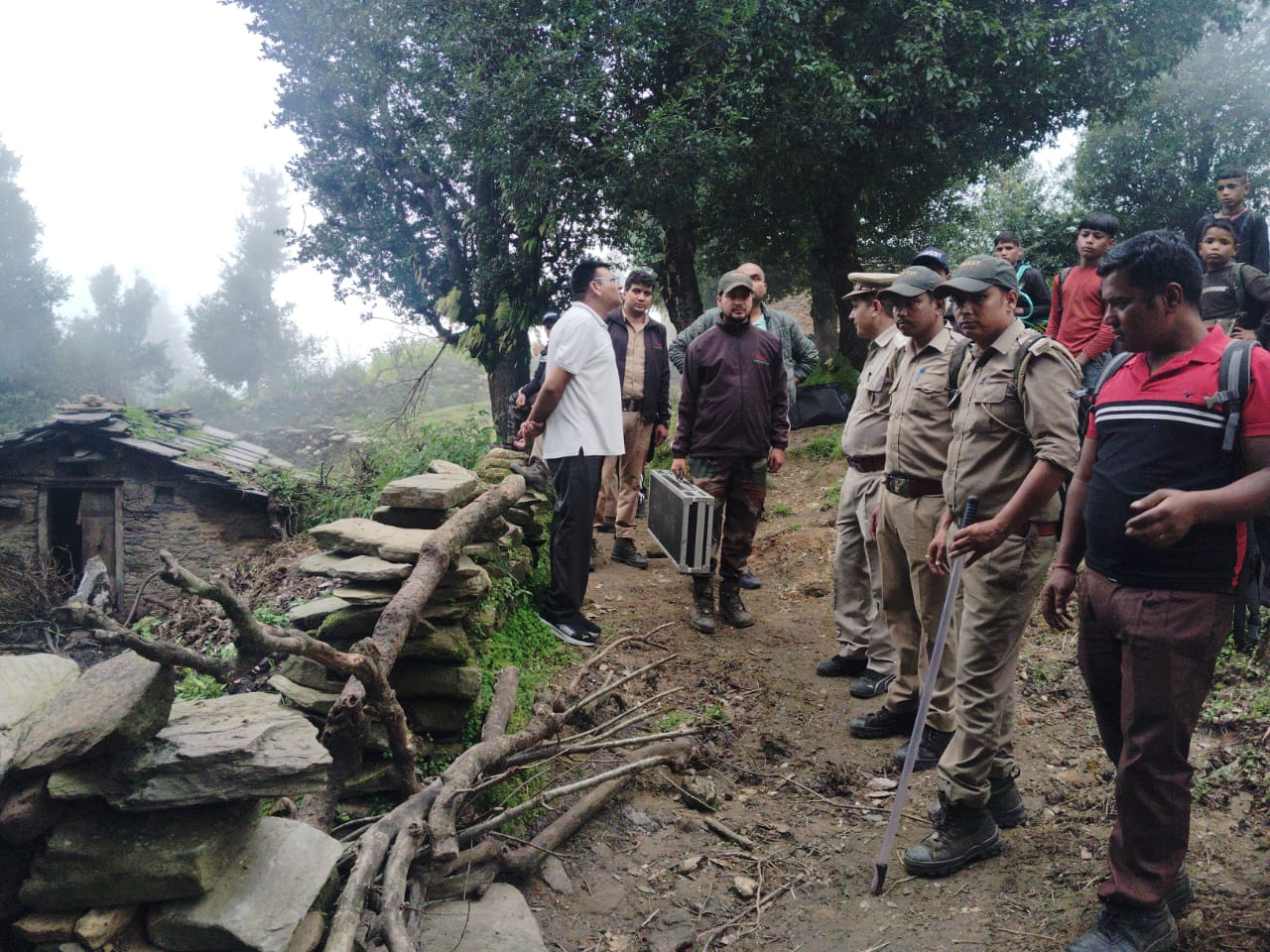 भालू के आतंक पर काबू पाने के लिए प्रशासन और वन विभाग द्वारा चलाया जा रहा संयुक्त अभियान