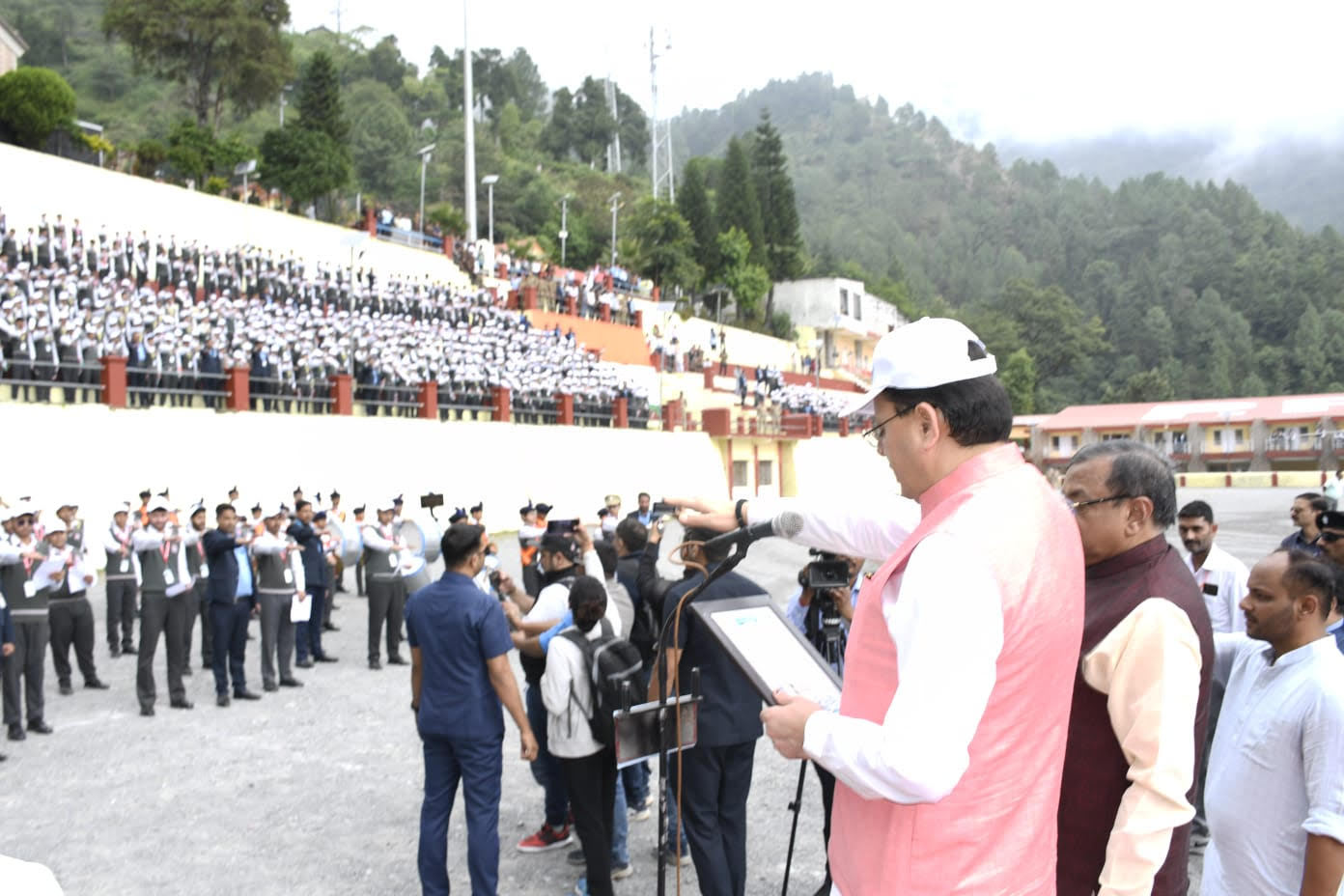 मुख्यमंत्री पुष्कर सिंह धामी ने स्वच्छता ही सेवा कार्यक्रम में प्रतिभाग कर विद्यालय के बच्चों को स्वच्छता के तहत गंगा शपथ दिलाई