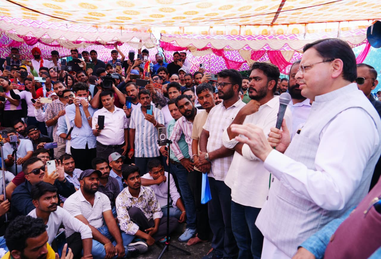 युवाओं के बीच पहुंचे सीएम धामी, परीक्षा प्रकरण में सीबीआई जांच की संस्तुति