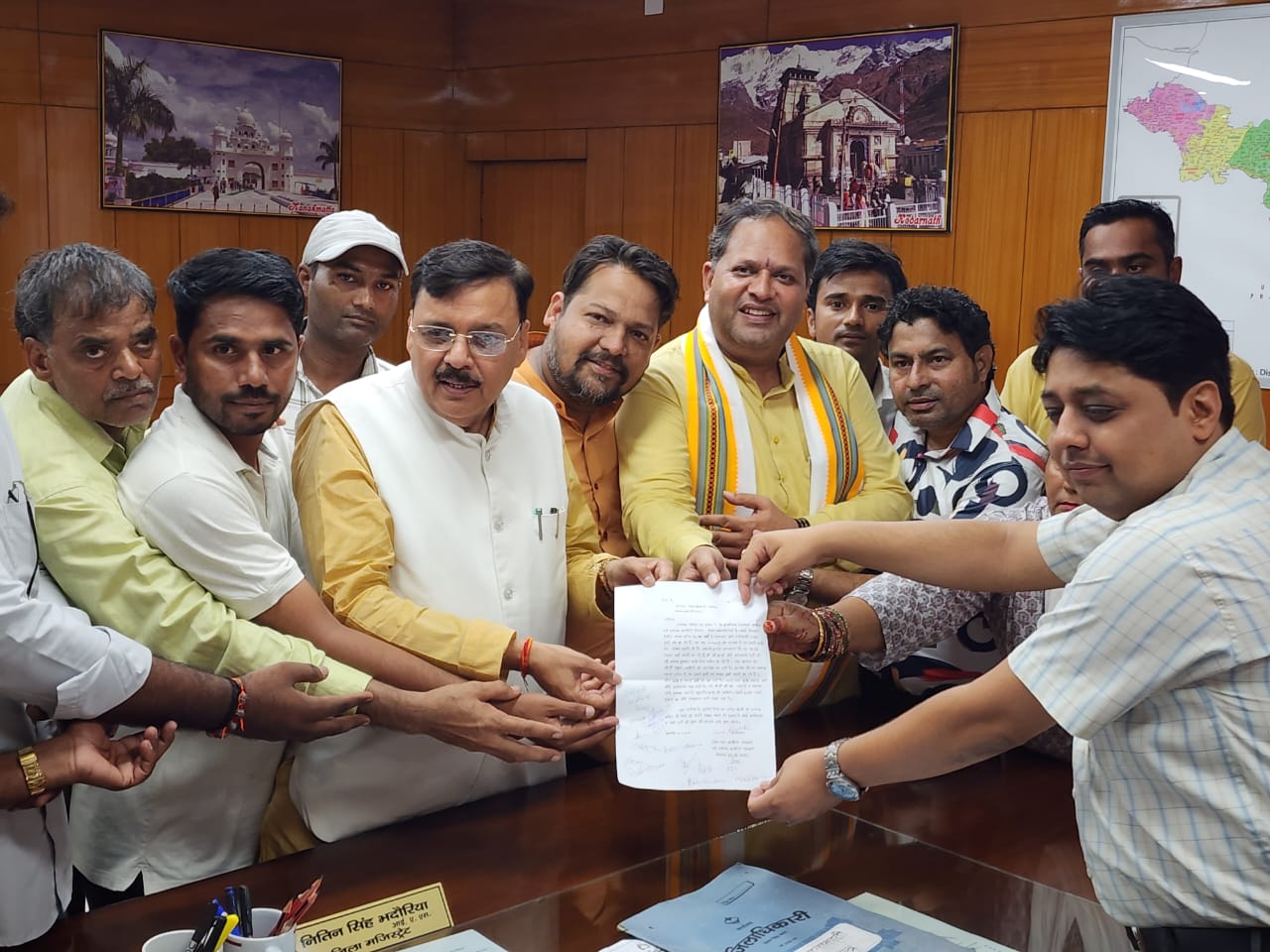 पूर्व विधायक राजेश शुक्ला व मेयर विकास शर्मा ने संजय कॉलोनी व मस्जिद कॉलोनी निवासियों के विस्थापन को लेकर जिलाधिकारी से की मुलाकात