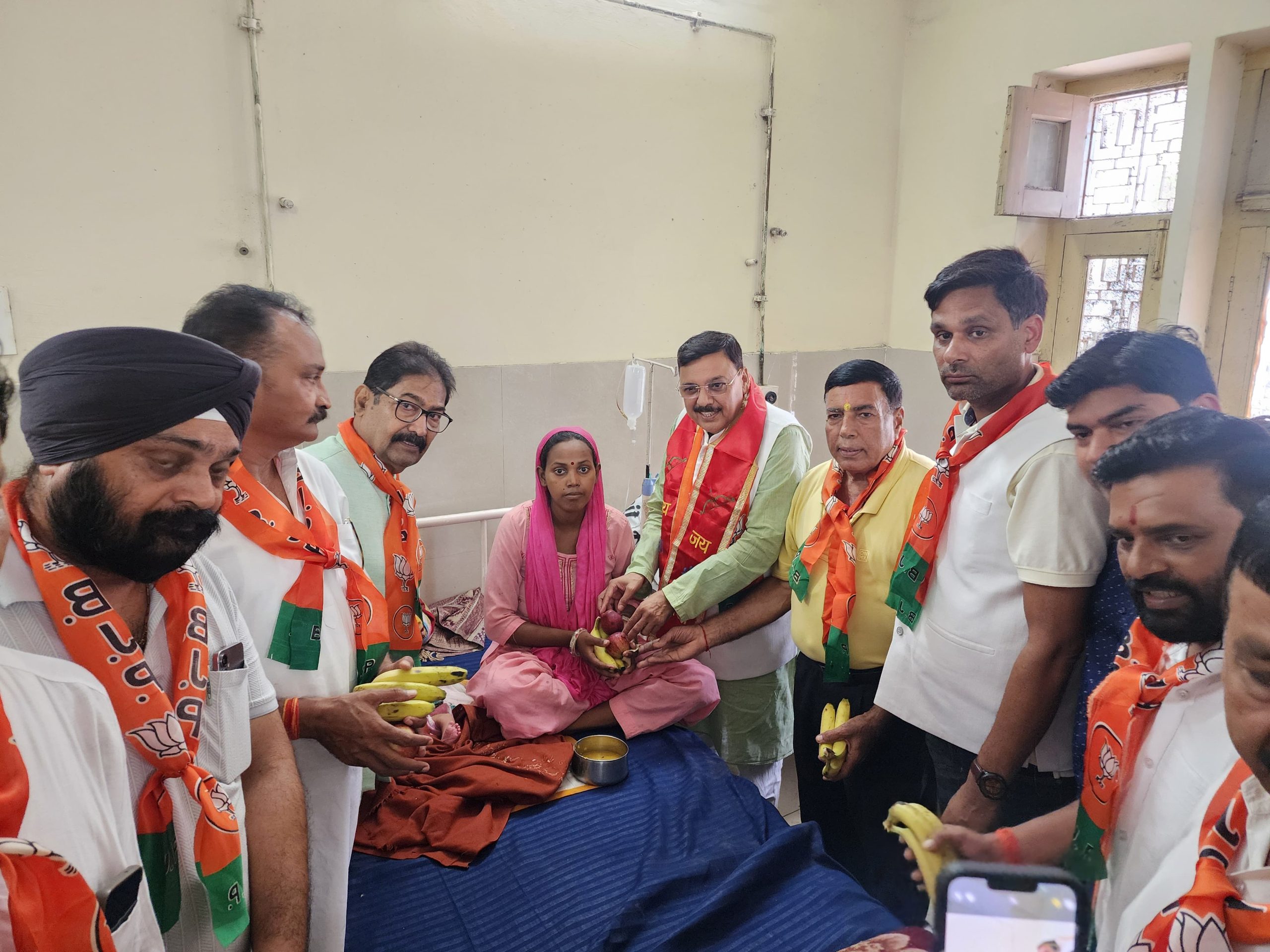 प्रधानमंत्री नरेंद्र मोदी के 75वें जन्मदिवस पर सेवा पखवाड़े का हुआ शुभारंभ, भाजपा कार्यकर्ताओं ने बांटे फल