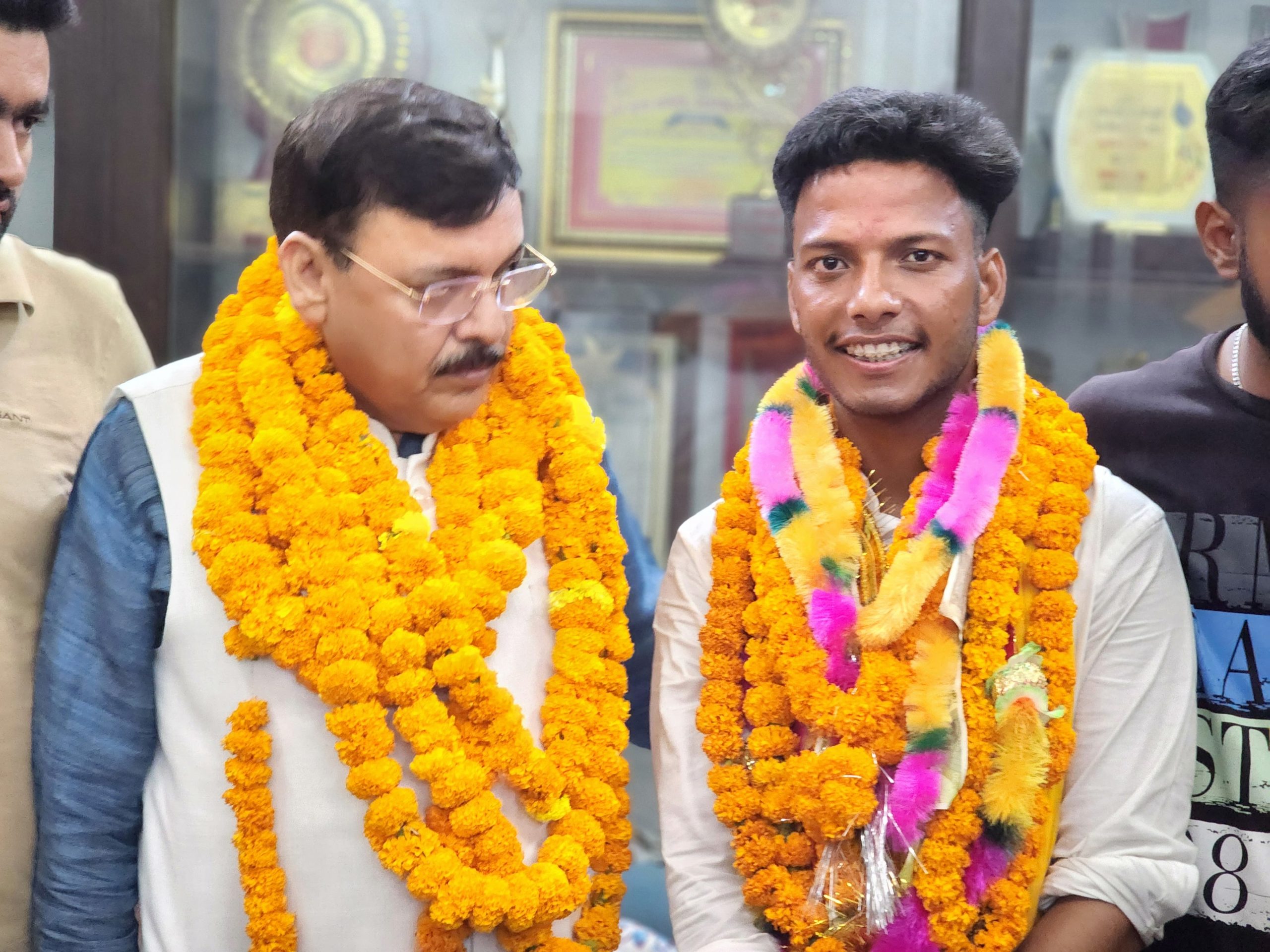 रुद्रपुर छात्रसंघ चुनाव में ऐतिहासिक जीत, नवनिर्वाचित पदाधिकारी पूर्व विधायक राजेश शुक्ला से मिले