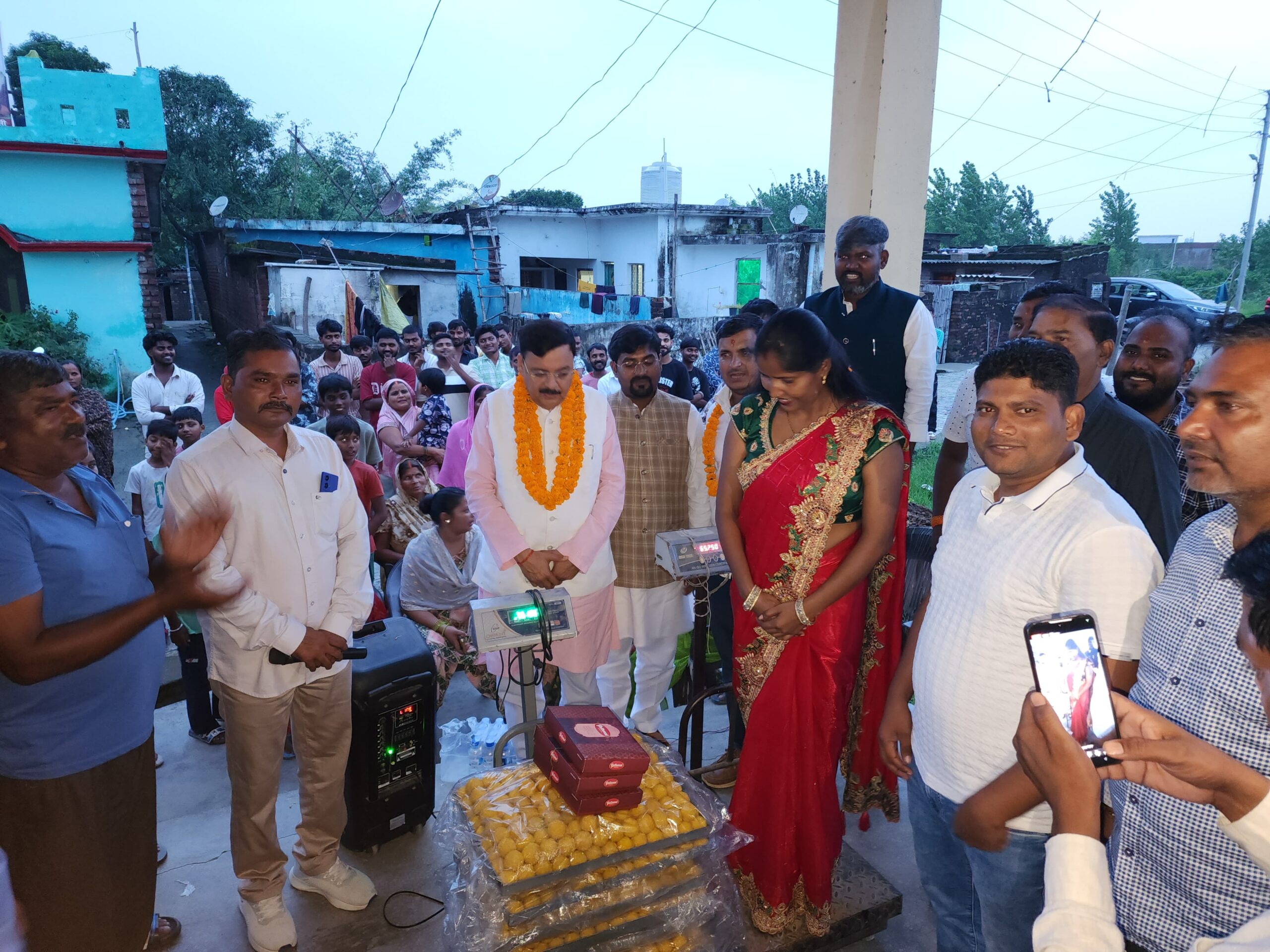 नवनिर्वाचित ब्लॉक प्रमुख रीना गौतम का लोहर्रा कॉलोनी में लड्डुओं से तौलकर भव्य स्वागत, पूर्व विधायक राजेश शुक्ला ने क्षेत्रवासियों को दी शुभकामनाएं