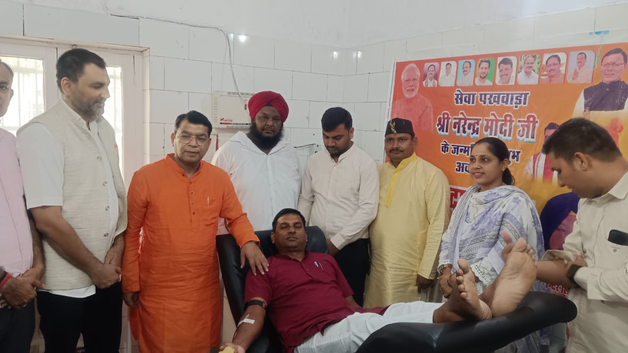 विधायक शिव अरोरा ने प्रधानमंत्री नरेंद्र मोदी के जन्मदिन पर गाँधी पार्क मे महापुरुषों की मूर्ति पर चलाया स्वच्छता अभियान