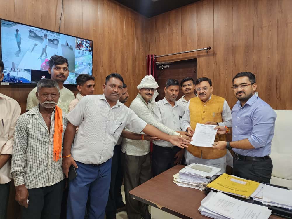 पूर्व विधायक राजेश शुक्ला के नेतृत्व में ग्राम तुर्कागौरी के ग्रामीणों ने भू-अभिलेखों में आबादी की भूमि दर्ज करने को दिया ज्ञापन 