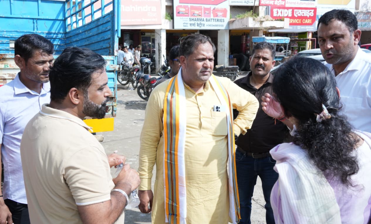 सड़क चौड़ीकरण के लिए मेयर ने नगर निगम की टीम के साथ किया निरीक्षण