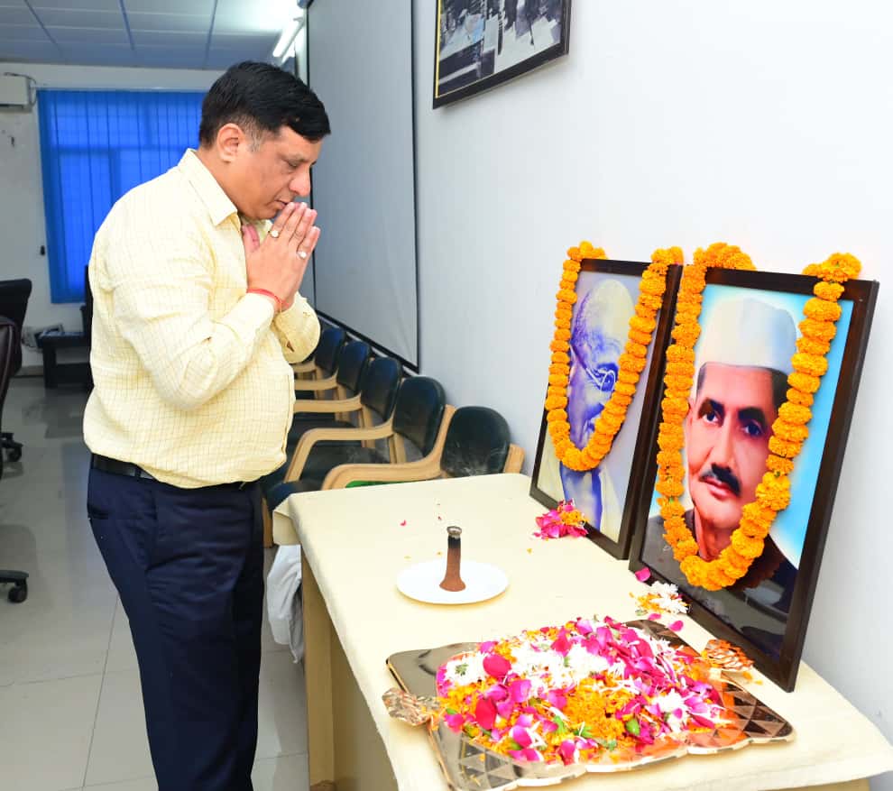 गांधी-शास्त्री जयंती पर सूचना एवं लोकसंपर्क विभाग में श्रद्धांजलि कार्यक्रम