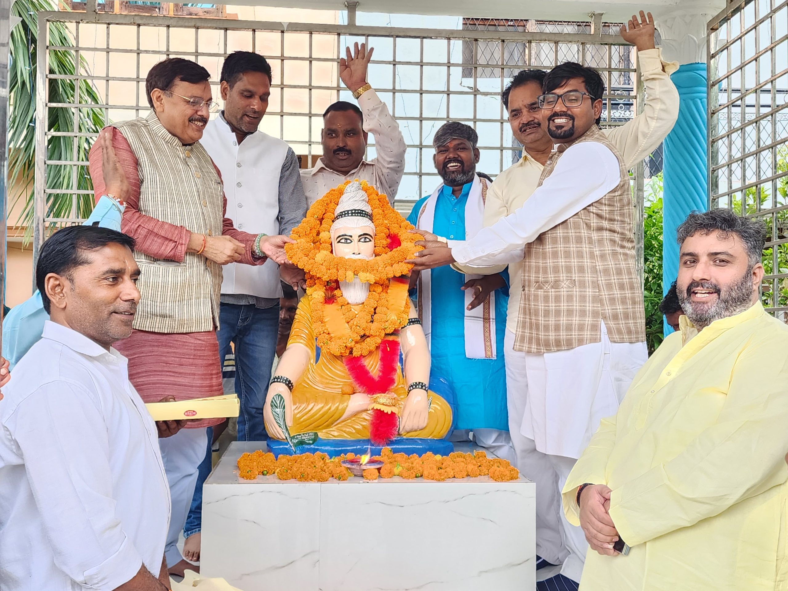 महर्षि वाल्मीकि जयंती पर पूर्व विधायक राजेश शुक्ला ने भगवान वाल्मीकि की प्रतिमा पर किया माल्यार्पण, कहा - महर्षि वाल्मीकि समाज के आदर्श प्रेरणास्रोत हैं