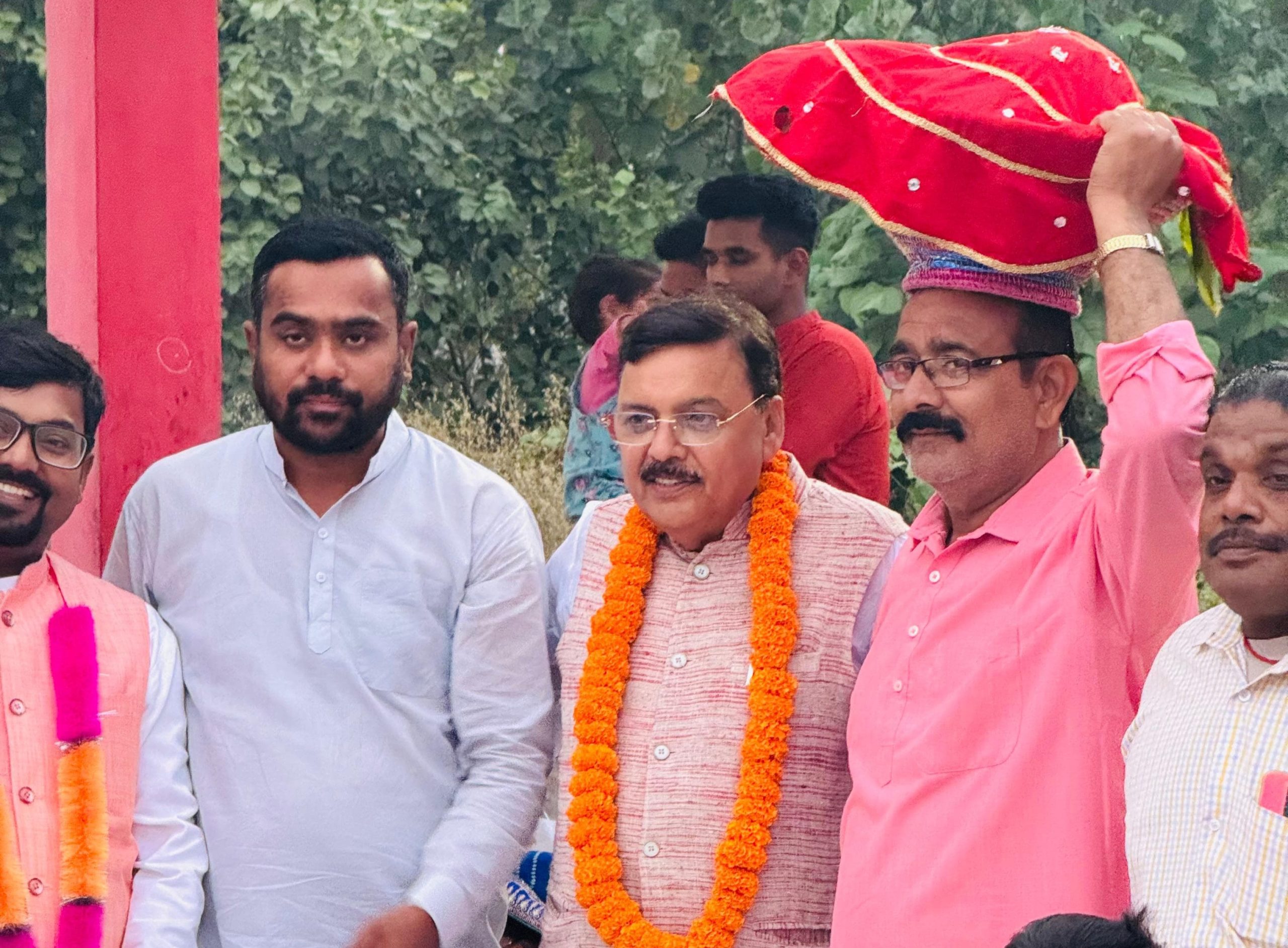 छठ पूजा के अवसर पर पूर्व विधायक राजेश शुक्ला ने ब्लॉक प्रमुख रीना गौतम के साथ क्षेत्र छठ पूजा घाटो का निरीक्षण किया 