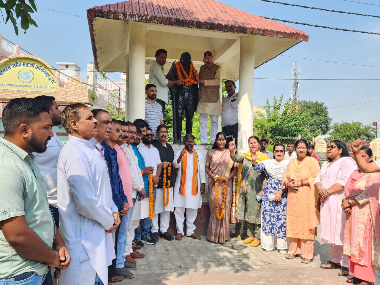 पूर्व विधायक राजेश शुक्ल के नेतृत्व में गांधी जी और शास्त्री जी की जयंती पर गांधी पार्क में स्वच्छता अभियान चलाया