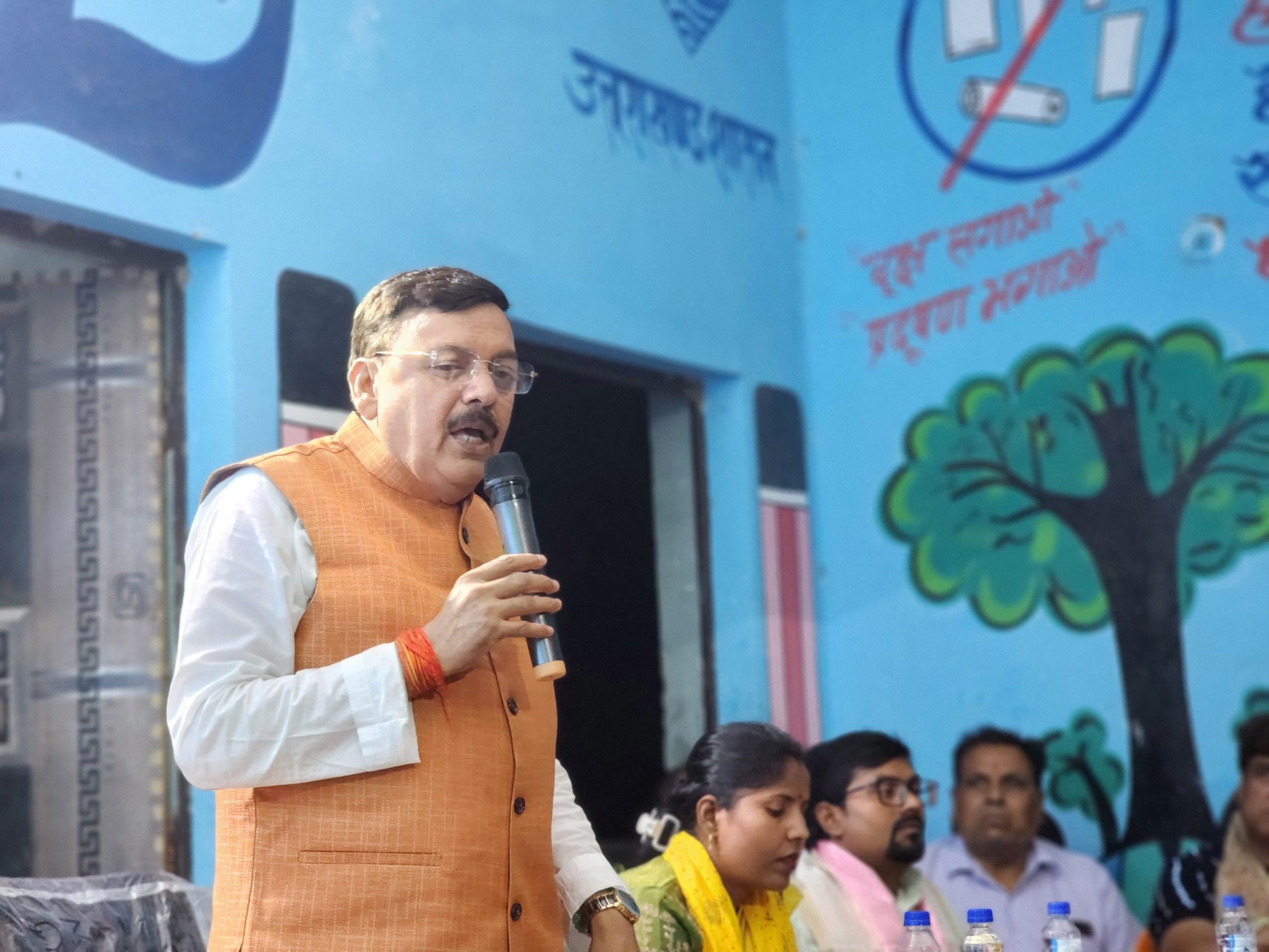 ग्राम कनकपुर में 12 लाख रुपए की लागत से बने पंचायत भवन का लोकार्पण पूर्व विधायक राजेश शुक्ला एवं ब्लॉक प्रमुख रीना गौतम ने किया