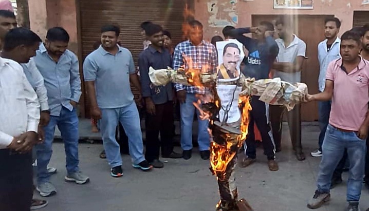 रम्पुरा में दूसरे दिन भी भड़का आक्रोश, कोली समाज ने पूर्व विधायक ठुकराल का पुतला फूंका