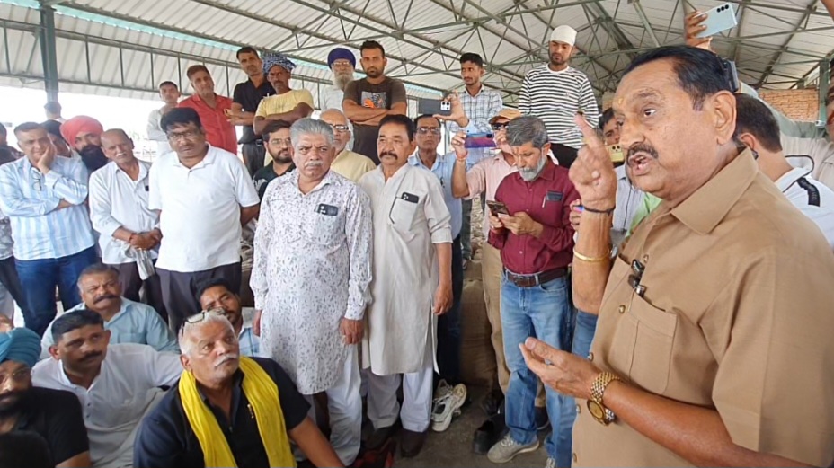 धान किसानों की अनदेखी पर फूटा गुस्सा: तिलक राज बेहड़ के नेतृत्व में सैकड़ों किसानों का सरकार के खिलाफ प्रदर्शन, मुआवज़े की मांग तेज़