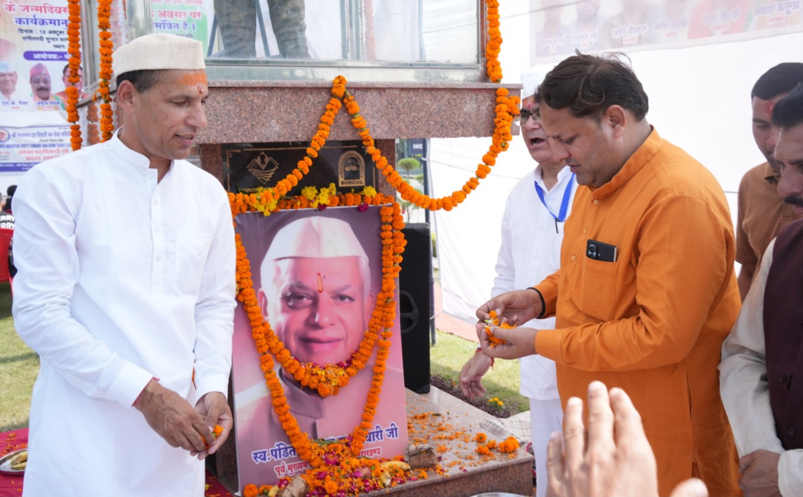 महापौर विकास शर्मा ने स्व. पंडित नारायण दत्त तिवारी को किया नमन