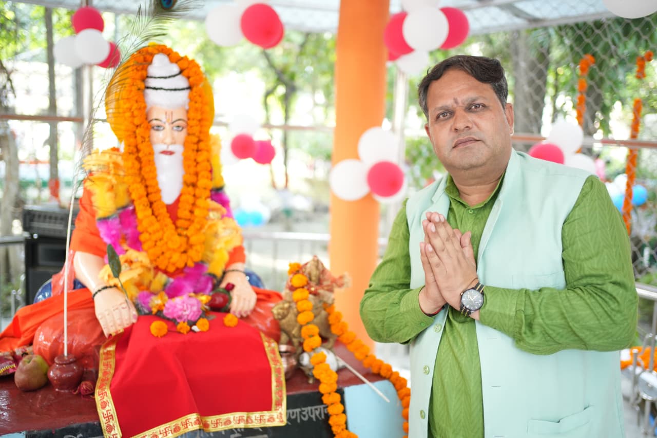 भगवान वाल्मीकि की शोभा यात्रा का नगर निगम गेट पर हुआ भव्य स्वागत,  महापौर ने पुष्पवर्षा कर जताई आस्था