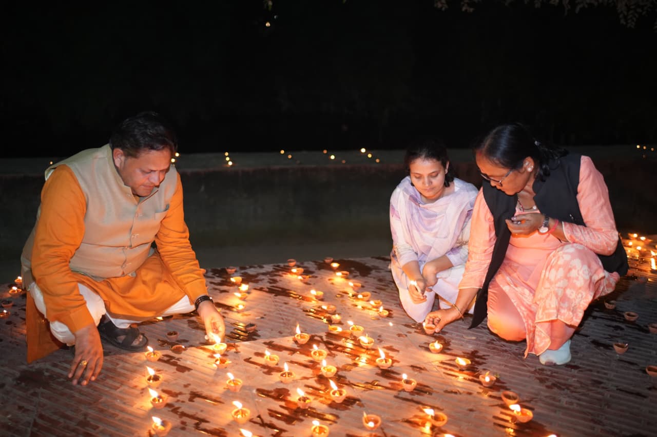 नगर निगम ने हजारों दीप जलाकर मनाया दीपोत्सव