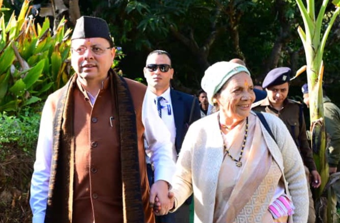 मुख्यमंत्री पुष्कर सिंह धामी अपनी मां के साथ पिथौरागढ़ जनपद स्थित पैतृक गांव टुंडी–बारमौं पहुंचे