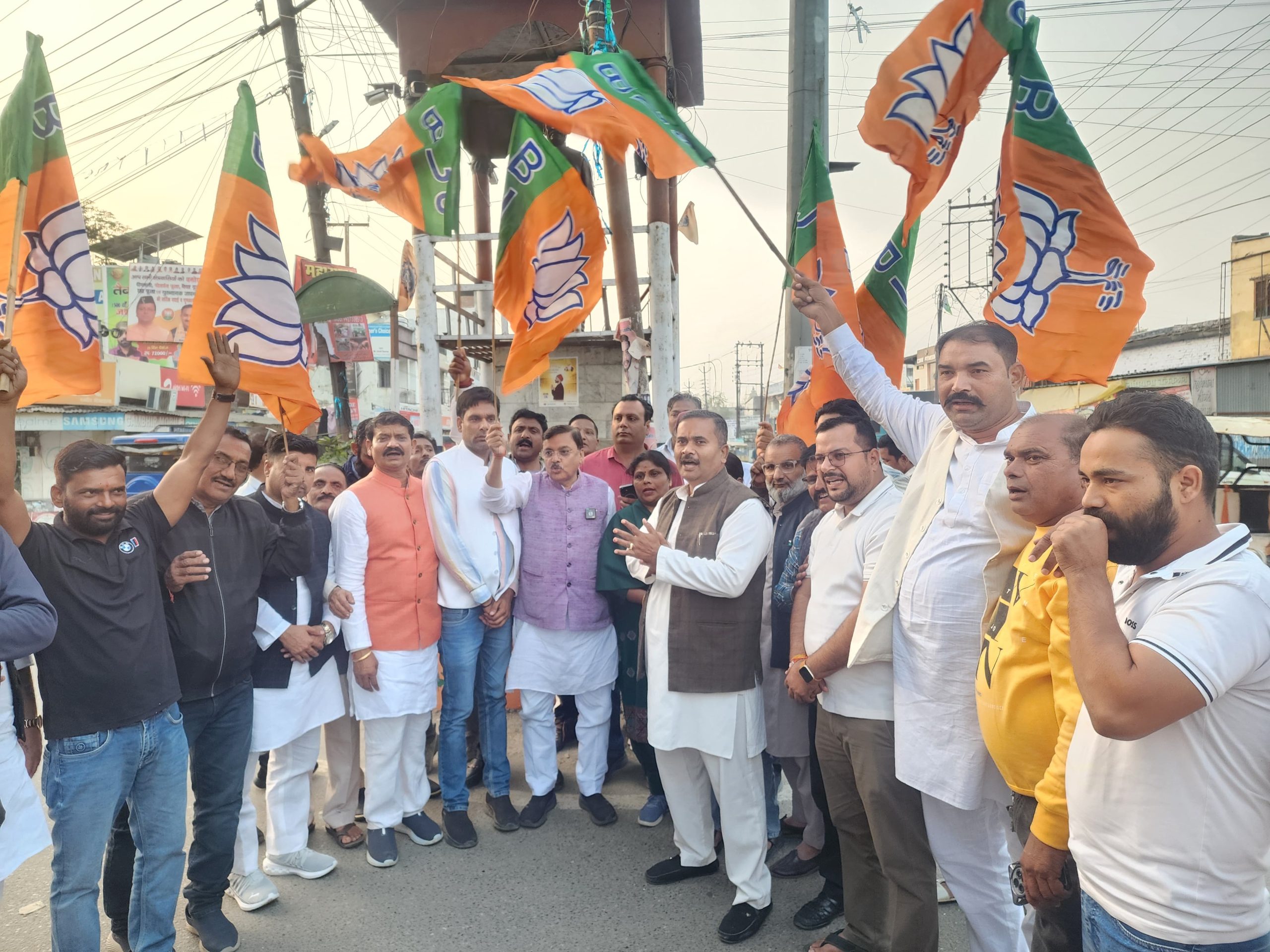 दीनदयाल चौक पर भाजपा कार्यकर्ताओं ने बिहार में एनडीए की ऐतिहासिक जीत पर आतिशबाजी कर मिष्ठान वितरण किया