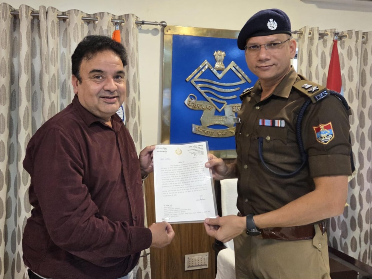 एसएसपी मणिकांत मिश्रा ने उत्कृष्ट निर्माण कार्य के लिए सहायक अभियंता जयांक पांडे को किया सम्मानित