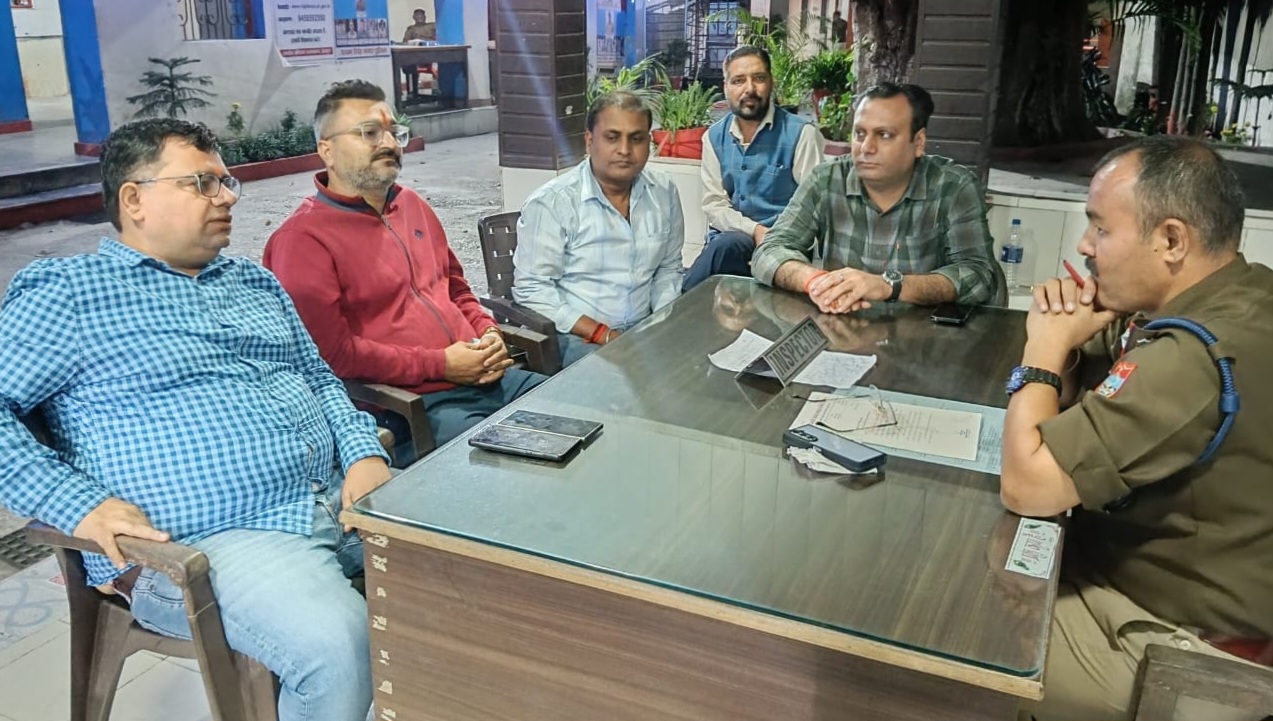 देवभूमि व्यापार मंडल ने कोतवाली प्रभारी को सौंपा ज्ञापन, कहा,“व्यापारियों की सुरक्षा व सुचारू यातायात जरूरी”