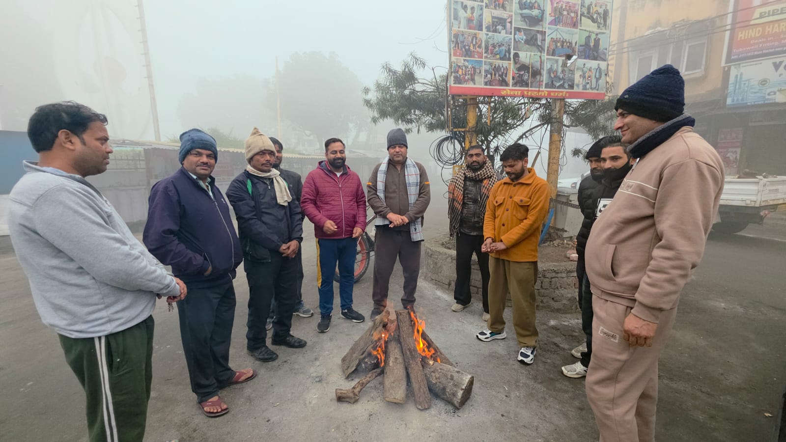 महापौर विकास शर्मा ने मॉर्निंग वॉक के बाद शहर में अलाव की व्यवस्था का लिया जायजा