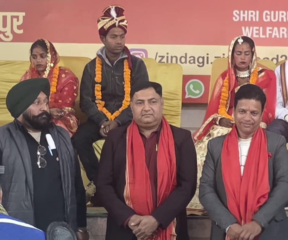 ड्रीमर्स केयर फाउंडेशन ने दिन में 'जिंदगी जिंदाबाद समिति' के साथ सामूहिक विवाह समारोह में सहयोग कर शाम को जरूरतमंद लोगों को सूखा राशन व गर्म कपड़े वितरित किये