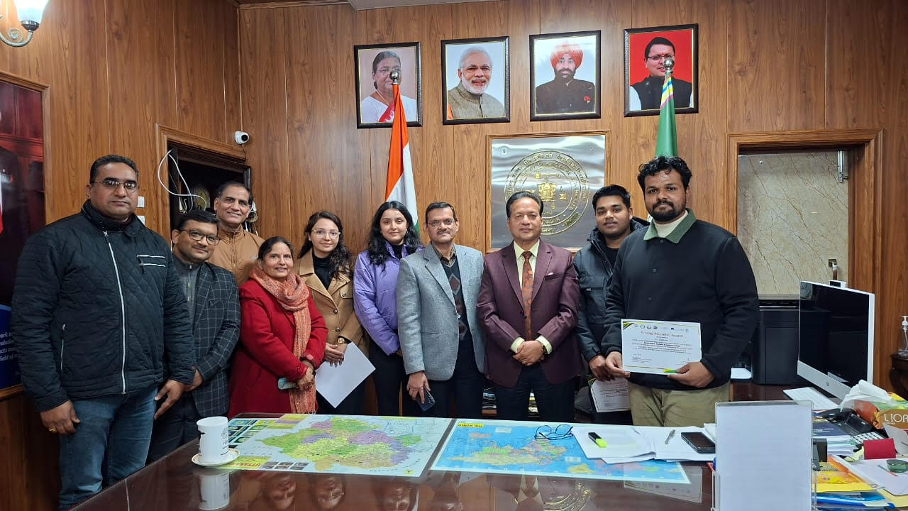 विश्वविद्यालय के विद्यार्थियों को मिला युवा वैज्ञानिक पुरस्कार