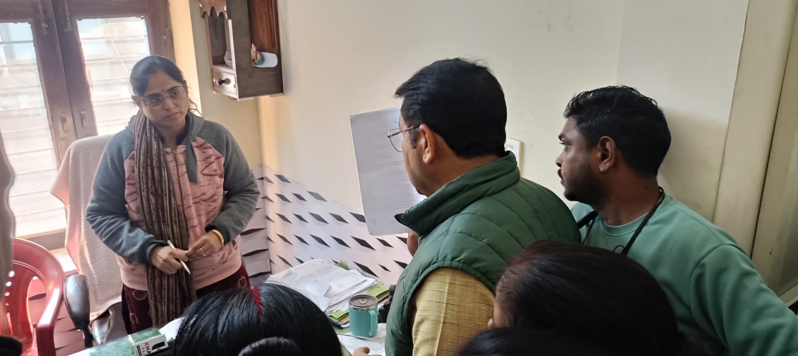 रम्पुरा की महिलाओं को बिजली कनेक्शन न मिलने पर भड़के विधायक शिव अरोरा, बोले, ‘30 हज़ार परिवारों के हक़ के लिए दरी बिछानी पड़ी तो पीछे नहीं हटूंगा’