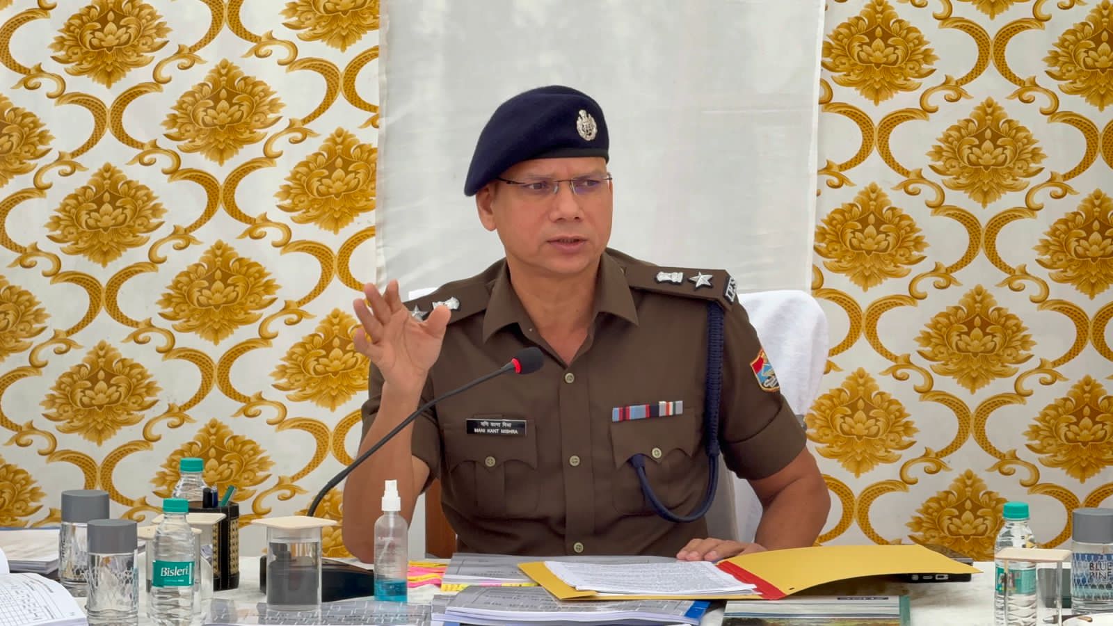 क्रिसमस–नववर्ष पर अलर्ट मोड में पुलिस: एसएसपी मणिकांत मिश्रा ने मासिक अपराध समीक्षा में दिए सख़्त सुरक्षा निर्देश, 17 पुलिसकर्मी सम्मानित