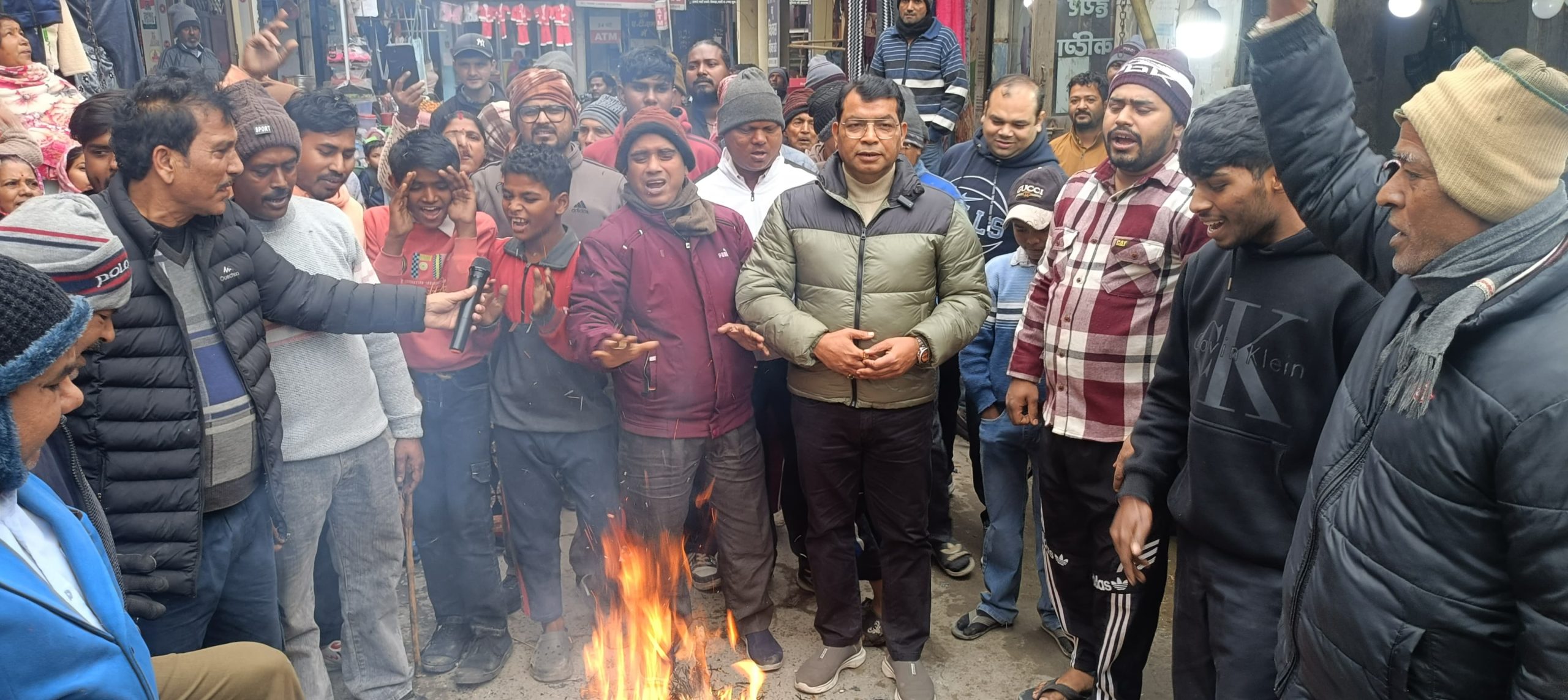 रुद्रपुर के मुखर्जी नगर में विधायक शिव अरोरा के नेतृत्व में बांग्लादेश सरकार का पुतला दहन, हिंदुओं पर अत्याचार के खिलाफ आक्रोश