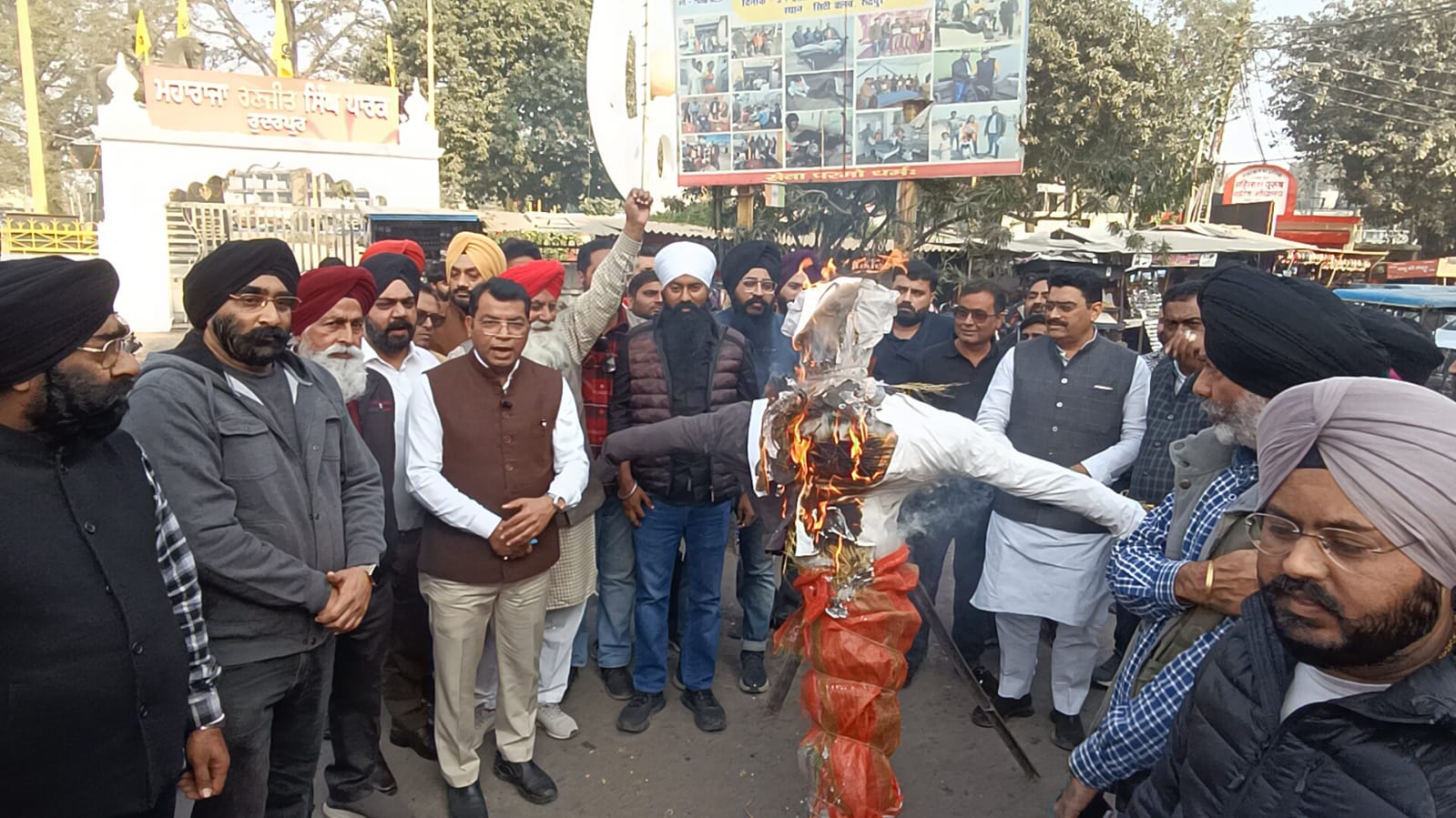 सिख समाज में उबाल: कांग्रेस नेता हरक सिंह रावत का पुतला दहन, गिरफ्तारी की उठी मांग; विधायक शिव अरोरा बोले, “यह मानसिक दिवालियापन है”