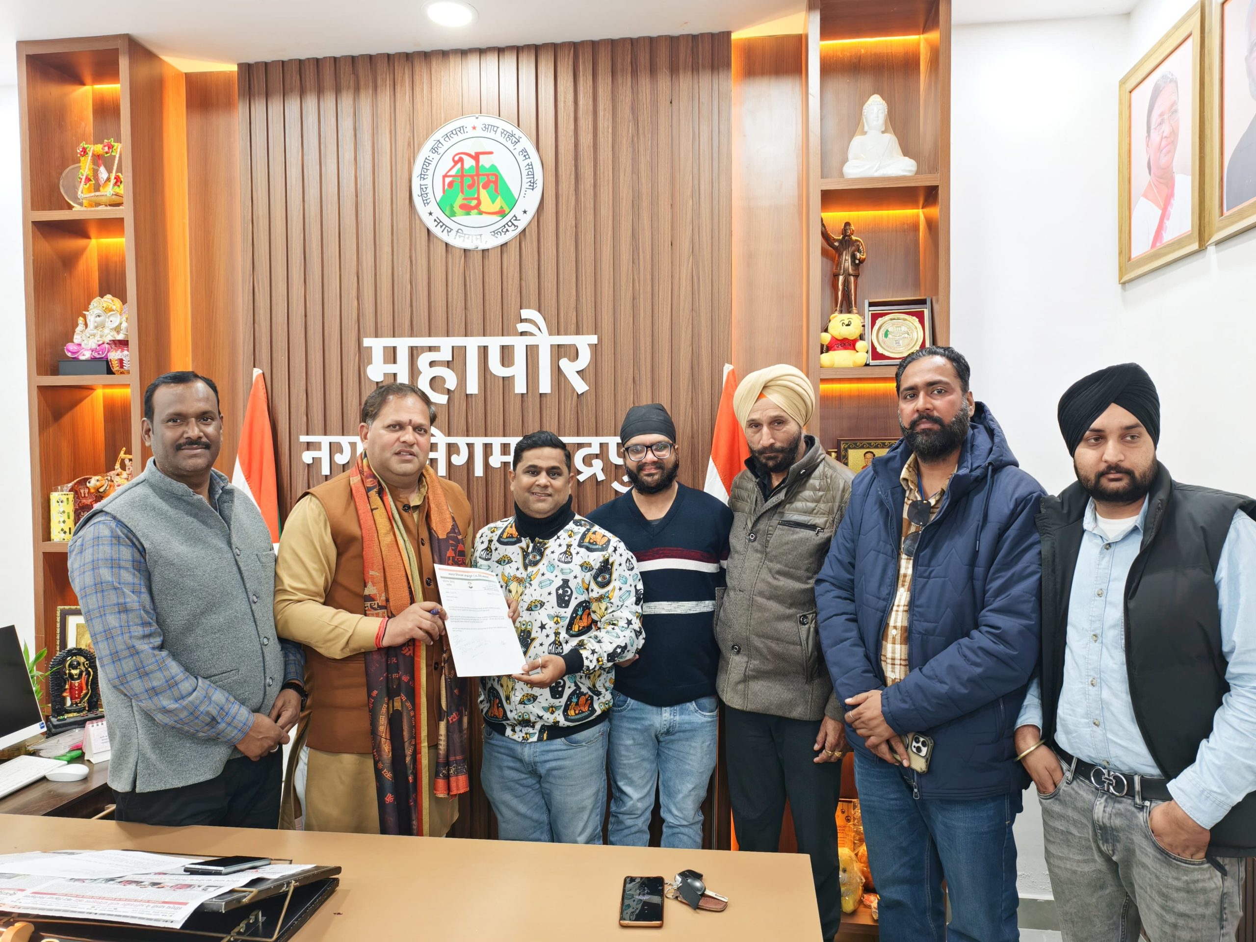 माता गुजरी द्वार बनाने की मांग को लेकर पार्षद सौरभराज बेहड़ ने महापौर विकास शर्मा से की मुलाकात