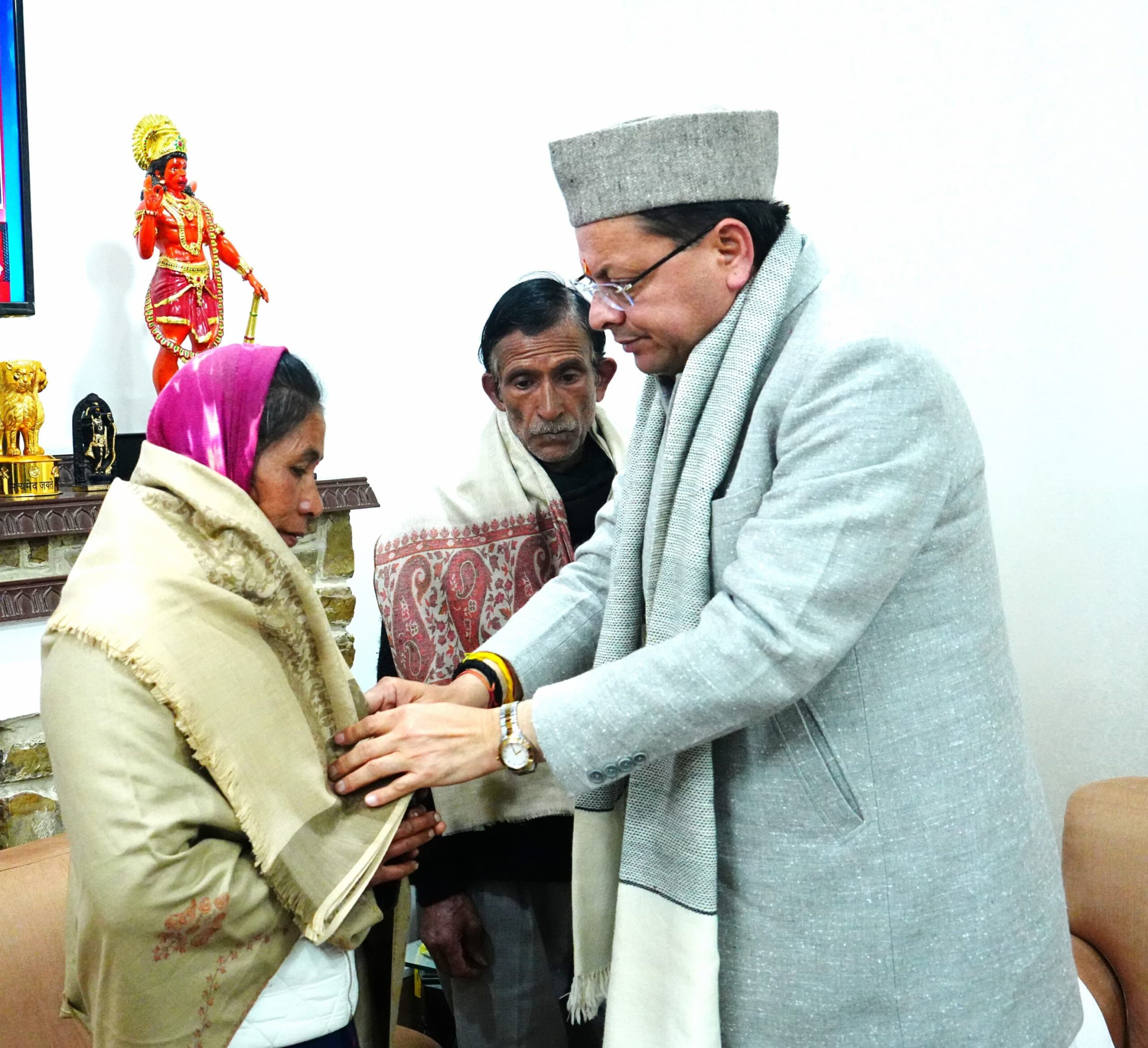 उत्तराखंड के मुख्यमंत्री पुष्कर सिंह धामी से स्वर्गीय अंकिता भंडारी के पिता और माता ने की भेंट