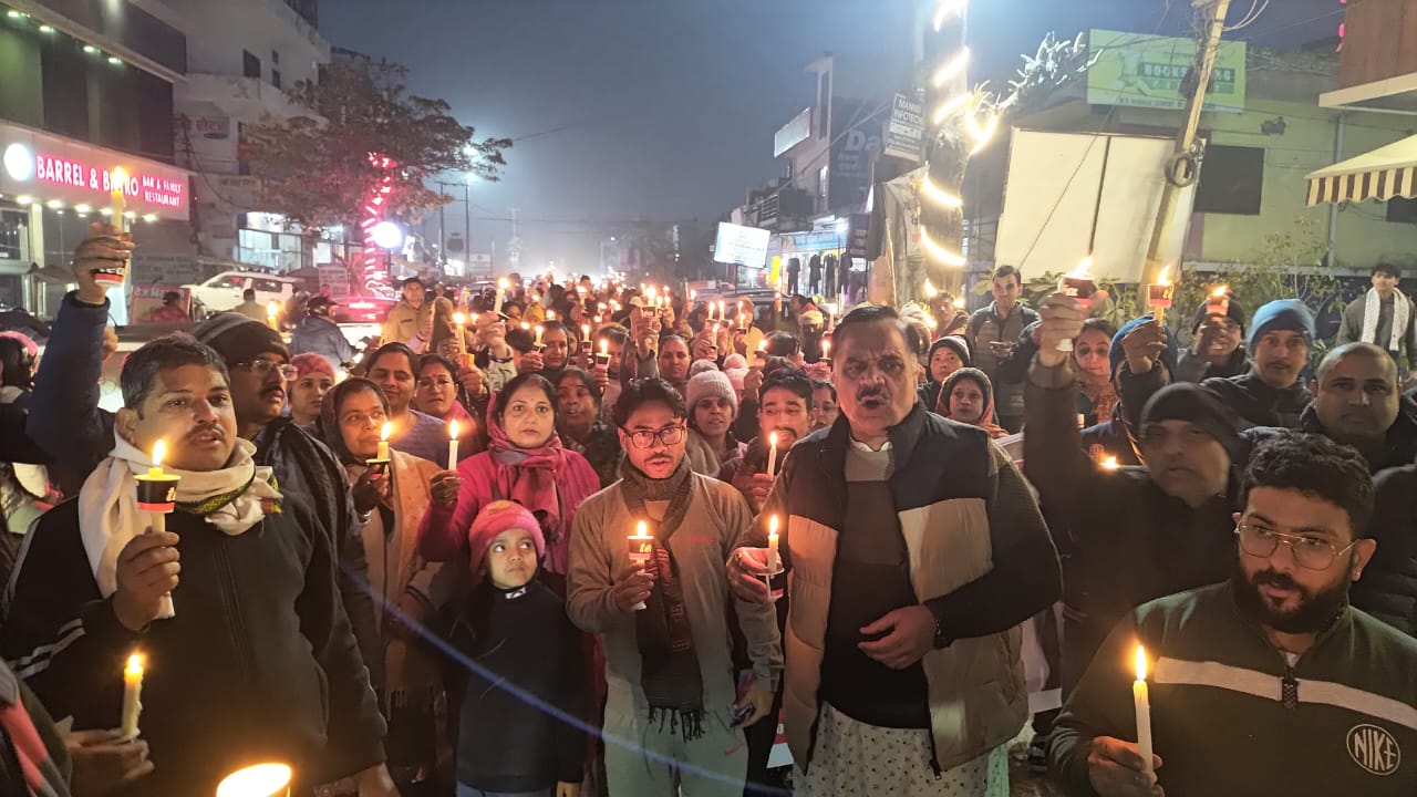 अंकिता भंडारी को न्याय दिलाने की मांग तेज, रुद्रपुर में सैकड़ों लोगों ने निकाला कैंडल मार्च