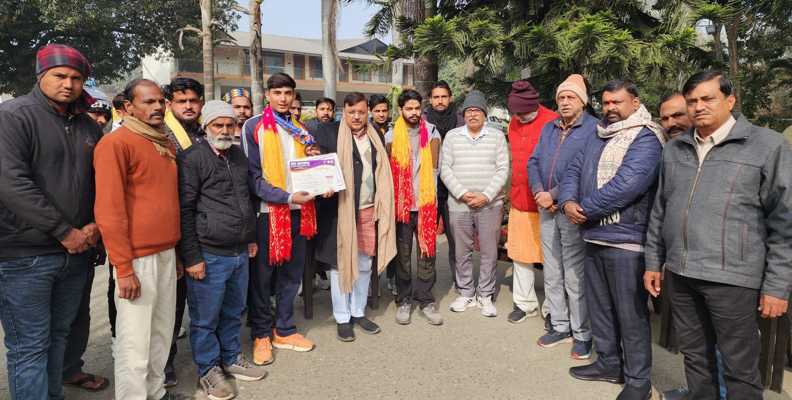 “पहाड़ आइए, मगर कूड़ा न फैलाइए” का संदेश देने वालो को किया पूर्व विधायक राजेश शुक्ल ने सम्मानित