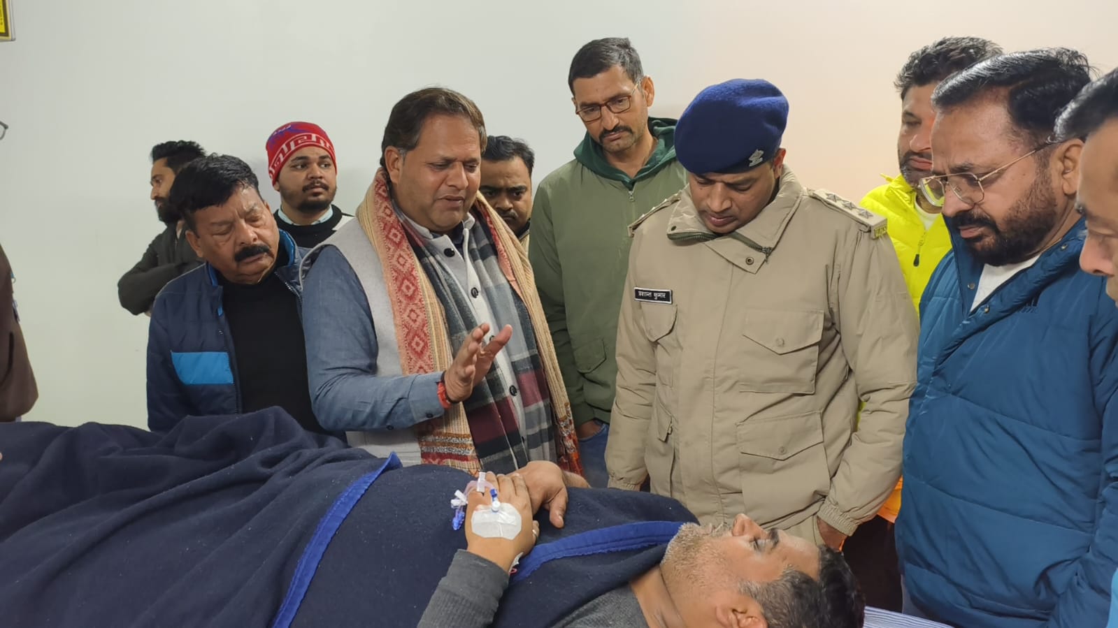 महापौर विकास शर्मा ने अस्पताल पहुँचकर जाना घायल पार्षद सौरभ बेहड़ का हाल